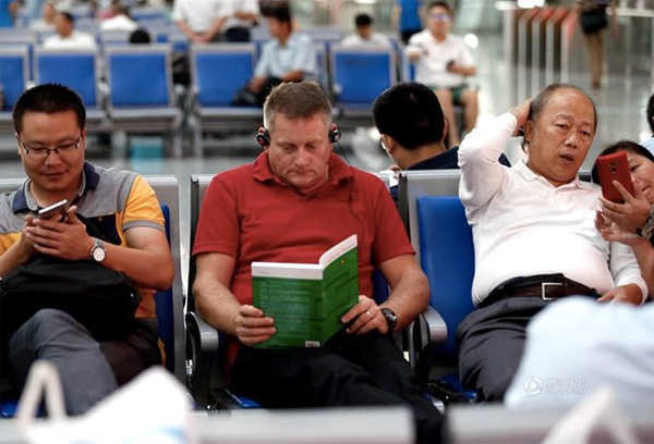 Đọc sách tại sân bay
